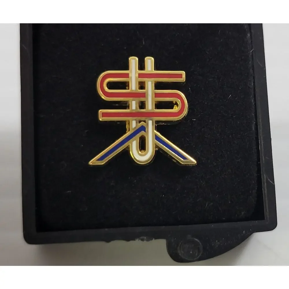*B9) 2018 Michael Bierut Men's Vogue Magazine Politically Neutral USA Lapel Pin